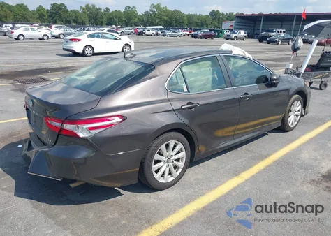 2020 Toyota Camry Le z USA, uszkodzony, nr VIN 4T1C11AK7LU889386